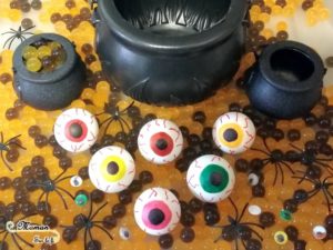 Activité enfant - plateau sensoriel et de manipulation d'Halloween - Motricité fine - perles d'eau - Yeux - araignées - chaudrons