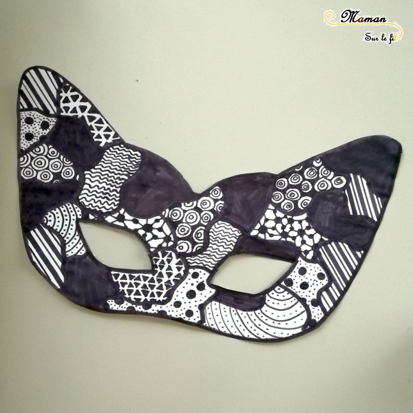 Activité enfants - fabriquer des masques graphiques noirs et blancs - graphisme et plumes - carnaval - Mardi - Gras - diy - fait maison - mslf