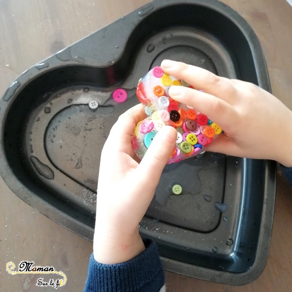 Glaçons coeurs de l'amour de la saint-Valentin - activité enfants - Sensoriel - Amitié - couleurs rose rouge violet - libérer objets - froid - glace - motricité fine - RV sur le fil - mslf