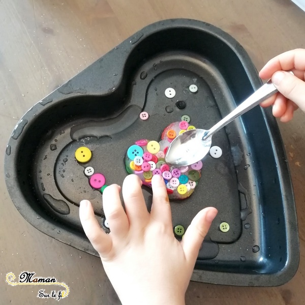 Glaçons coeurs de l'amour de la saint-Valentin - activité enfants - Sensoriel - Amitié - couleurs rose rouge violet - libérer objets - froid - glace - motricité fine - RV sur le fil - mslf