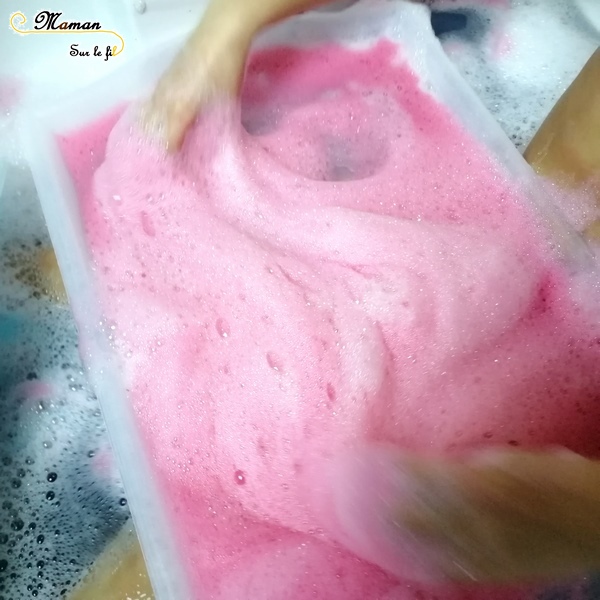 Activité enfants sensorielle - Mousse colorée - bain moussant - rose bleu violet - toucher- odorat - mélange de couleurs - sensoriel - mslf