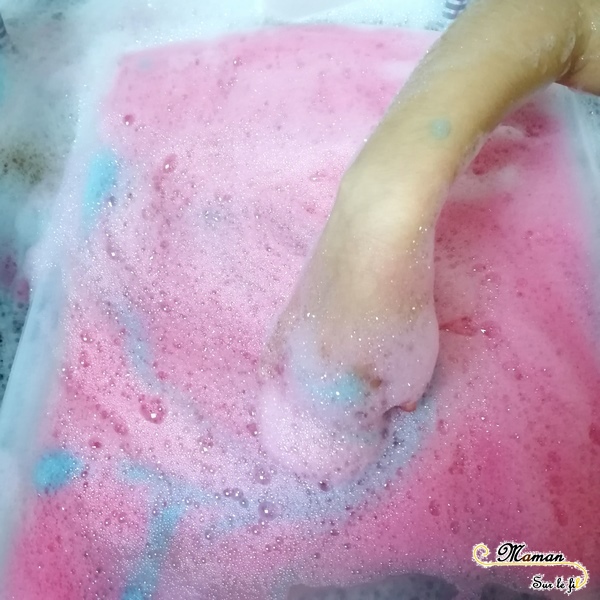 Activité enfants sensorielle - Mousse colorée - bain moussant - rose bleu violet - toucher- odorat - mélange de couleurs - sensoriel - mslf