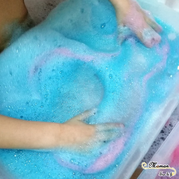 Activité enfants sensorielle - Mousse colorée - bain moussant - rose bleu violet - toucher- odorat - mélange de couleurs - sensoriel - mslf