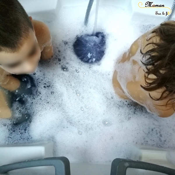 Activité enfants sensorielle - Mousse colorée - bain moussant - rose bleu violet - toucher- odorat - mélange de couleurs - sensoriel - mslf