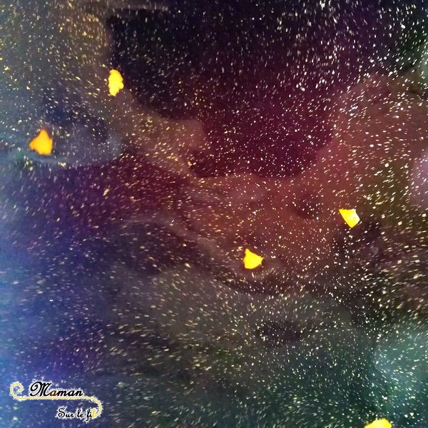 Activité enfants - bain sensoriel sur le thème de la galaxie espace étoiles constellations - coloré paillettes pompons - orange - motricite fine et odorat - mslf