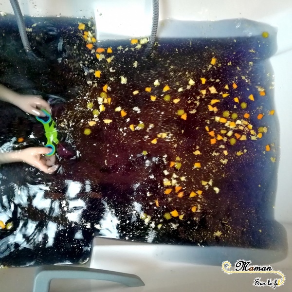 Activité enfants - bain sensoriel sur le thème de la galaxie espace étoiles constellations - coloré paillettes pompons - orange - motricite fine et odorat - mslf