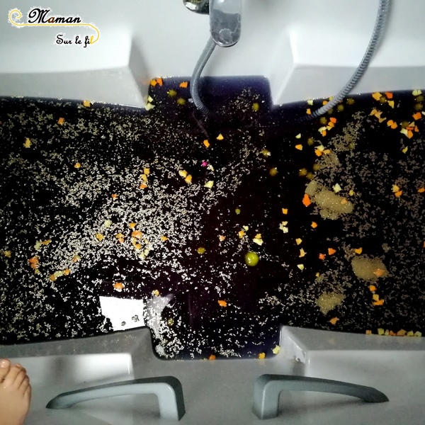 Activité enfants - bain sensoriel sur le thème de la galaxie espace étoiles constellations - coloré paillettes pompons - orange - motricite fine et odorat - mslf