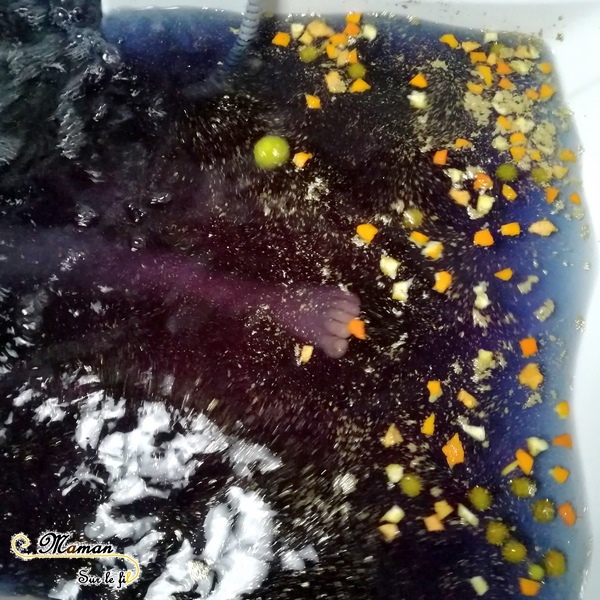 Activité enfants - bain sensoriel sur le thème de la galaxie espace étoiles constellations - coloré paillettes pompons - orange - motricite fine et odorat - mslf