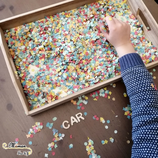 Activité Enfants - plateau sensoriel - carnaval - mardi-gras - confettis et lettres en bois - jeu - cherche et trouve - mots - pendu - mslf