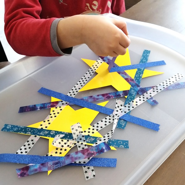 Activité enfants - Libérer les étoiles du masking-tape - étoiles et nuit - motricité fine et logique - scotch décoratif - sciences - espace - maternelle - ciel - mslf