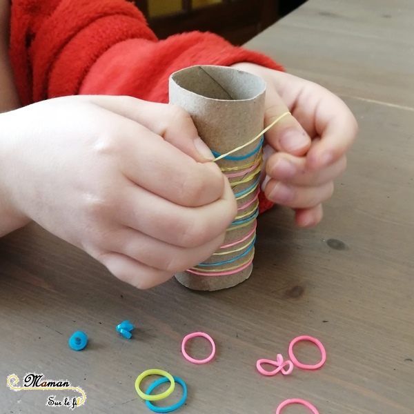 Activité enfants - Motricité fine et logique avec des élastiques Loom - Récup' - Enfiler des élastiques et algorithme - les emmeler et les démêler - Patience et persévérance - Couleurs - mslf