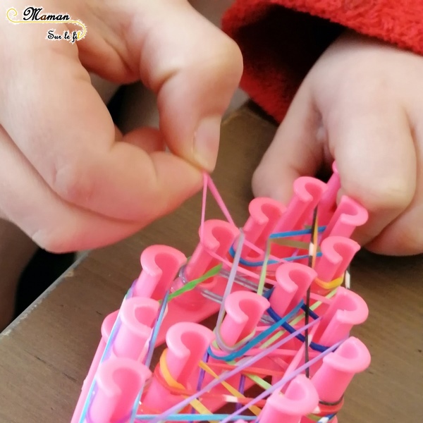 Activité enfants - Motricité fine et logique avec des élastiques Loom - Récup' - Enfiler des élastiques et algorithme - les emmeler et les démêler - Patience et persévérance - Couleurs - mslf