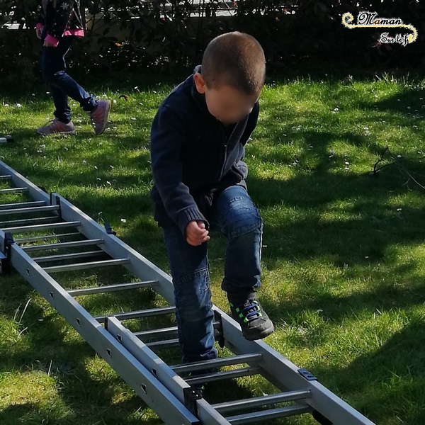 Activité physique enfants - Sport et motricité avec une échelle - déplacement, lancer de balles - précision et puissance - monter se dépasser - mslf