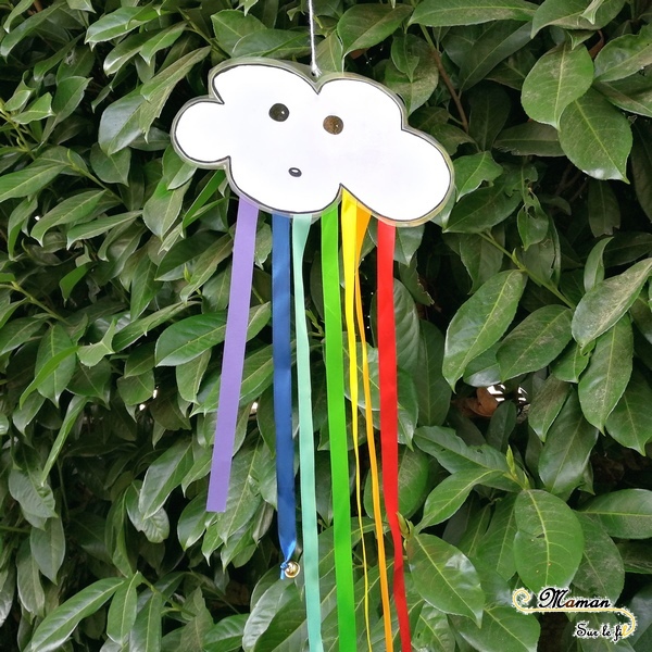 activité sensorielle enfants - fabriquer un carillon nuage et arc-en-ciel avec des grelots et du ruban - bricolage diy - ouïe - son -jardin - suspension extérieure - mslf