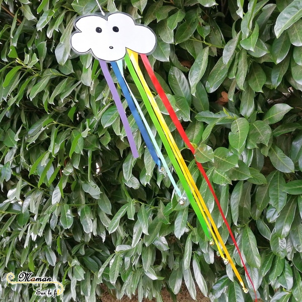 activité sensorielle enfants - fabriquer un carillon nuage et arc-en-ciel avec des grelots et du ruban - bricolage diy - ouïe - son -jardin - suspension extérieure - mslf