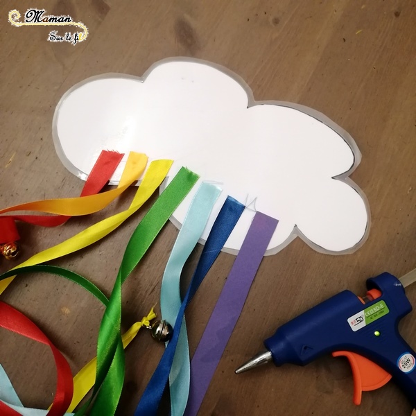activité sensorielle enfants - fabriquer un carillon nuage et arc-en-ciel avec des grelots et du ruban - bricolage diy - ouïe - son -jardin - suspension extérieure - mslf