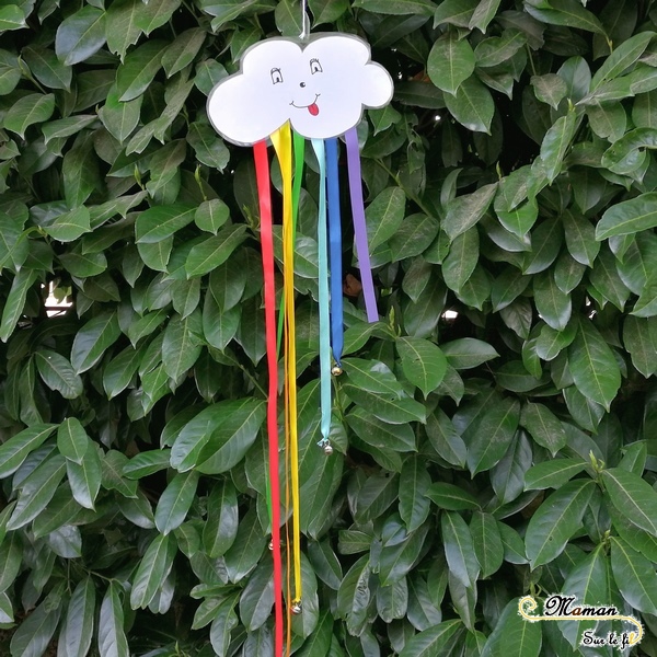 activité sensorielle enfants - fabriquer un carillon nuage et arc-en-ciel avec des grelots et du ruban - bricolage diy - ouïe - son -jardin - suspension extérieure - mslf