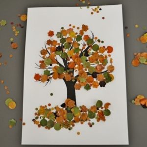 Activité enfant - Arbre d'automne en feuilles mortes perforées - créative et manuelle - perforatrice - motricité fine - mslf