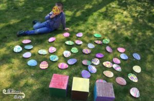 Activité enfants - jeu de pâques géant diy fait maison - Reconnaissance couleurs avec dés géants - vitesse et chasse aux oeufs - printable gratuit - à imprimer gratuitement - jardin - jeu evolutif - mslf