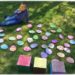 Activité enfants - jeu de pâques géant diy fait maison - Reconnaissance couleurs avec dés géants - vitesse et chasse aux oeufs - printable gratuit - à imprimer gratuitement - jardin - jeu evolutif - mslf