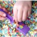 Activité Enfants - plateau sensoriel - carnaval - mardi-gras - confettis et jetons magnétiques - jeu - magnétisme - cherche et trouve - manipulation - mslf