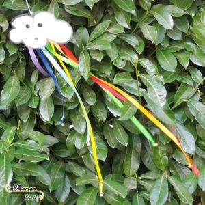 activité sensorielle enfants - fabriquer un carillon nuage et arc-en-ciel avec des grelots et du ruban - bricolage diy - ouïe - son -jardin - suspension extérieure - mslf