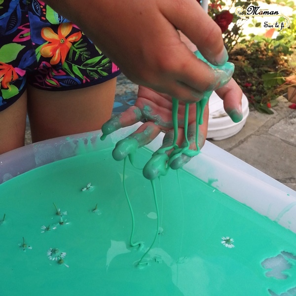 Activité enfants - pâte à patouille printanière - eau maizena fleurs - expérience sensorielle - toucher - fluide non newtonien - liquide solide - mslf