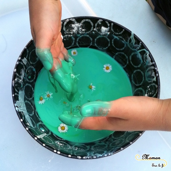 Activité enfants - pâte à patouille printanière - eau maizena fleurs - expérience sensorielle - toucher - fluide non newtonien - liquide solide - mslf