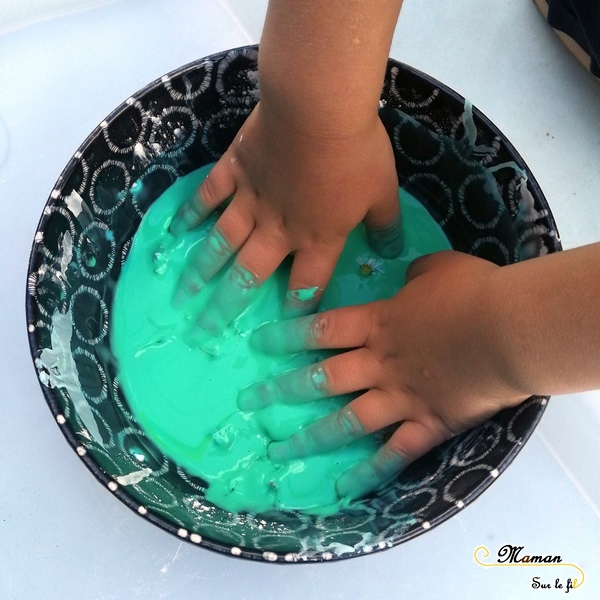 Activité enfants - pâte à patouille printanière - eau maizena fleurs - expérience sensorielle - toucher - fluide non newtonien - liquide solide - mslf