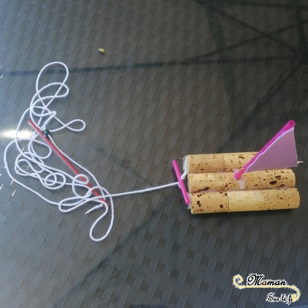 Activité manuelle enfants - bricolage récup - fabriquer un bateau voilier avec bouchons de liège - à tirer - paille - diy - fait maison - mslf