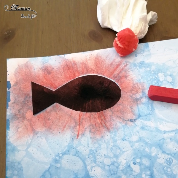 Aquarium, mer en peinture aux bulles - contours de poissons aux pastels - Poissons et été - Fonds marins - arts visuels maternelle - activité enfants - mslf