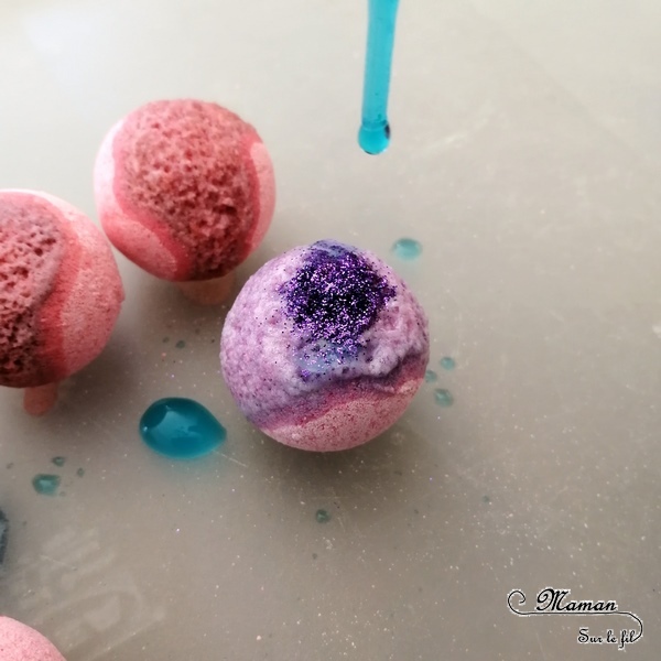 Bac sensoriel et féérique - Boules de bain, paillettes et eau - Fée, bulles, brillant, mousse - expérience, vue, odorat - Activité enfants - mslf