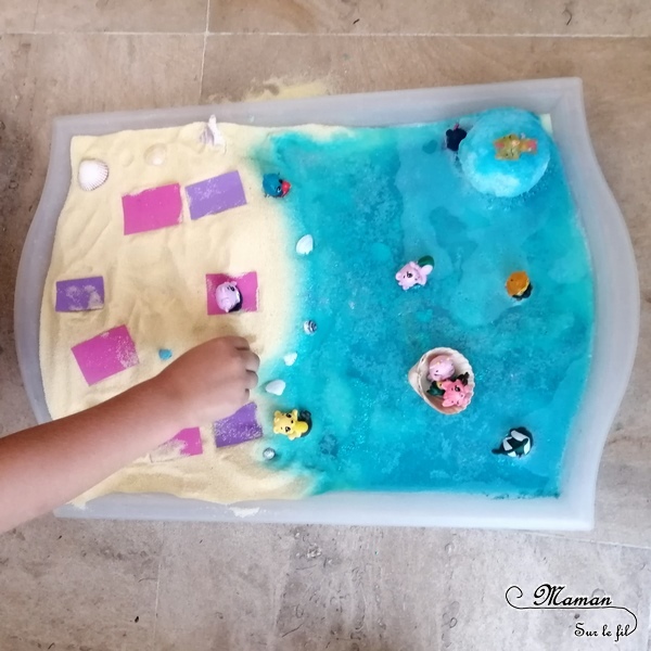 Invitation à jouer : Bac sensoriel Plage Hatchimals - Boules de bain, paillettes et eau - Lagon, tropiques - bulles, brillant, mousse - expérience, vue, odorat - Activité enfants - mslf