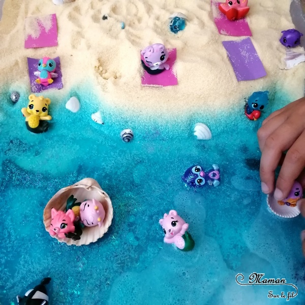 Invitation à jouer : Bac sensoriel Plage Hatchimals - Boules de bain, paillettes et eau - Lagon, tropiques - bulles, brillant, mousse - expérience, vue, odorat - Activité enfants - mslf