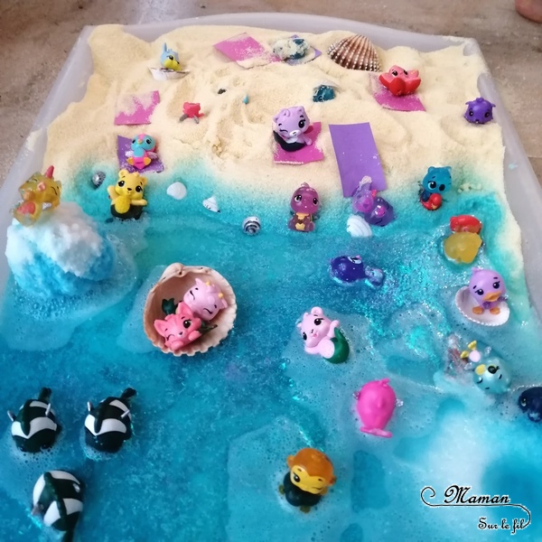 Invitation à jouer : Bac sensoriel Plage Hatchimals - Boules de bain, paillettes et eau - Lagon, tropiques - bulles, brillant, mousse - expérience, vue, odorat - Activité enfants - mslf