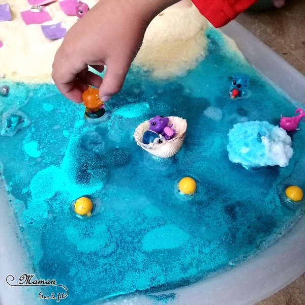 Invitation à jouer : Bac sensoriel Plage Hatchimals - Boules de bain, paillettes et eau - Lagon, tropiques - bulles, brillant, mousse - expérience, vue, odorat - Activité enfants - mslf