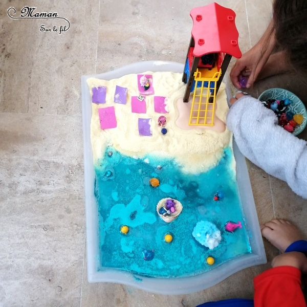 Invitation à jouer : Bac sensoriel Plage Hatchimals - Boules de bain, paillettes et eau - Lagon, tropiques - bulles, brillant, mousse - expérience, vue, odorat - Activité enfants - mslf