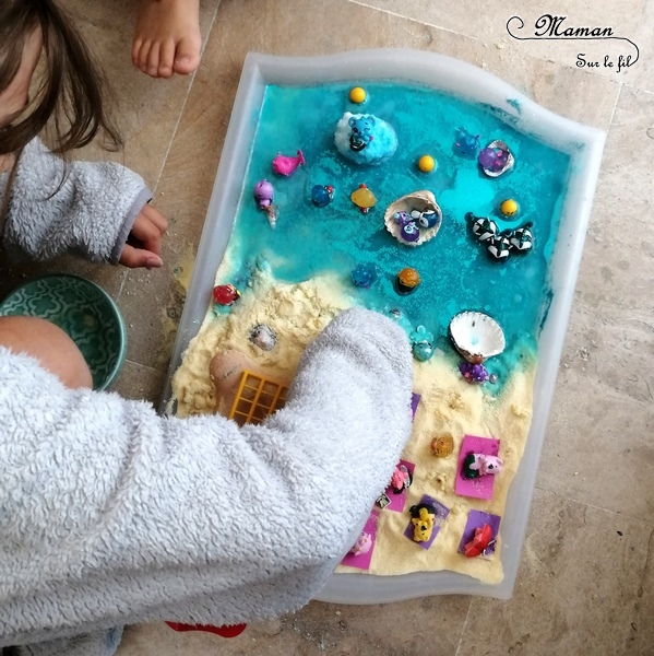 Invitation à jouer : Bac sensoriel Plage Hatchimals - Boules de bain, paillettes et eau - Lagon, tropiques - bulles, brillant, mousse - expérience, vue, odorat - Activité enfants - mslf