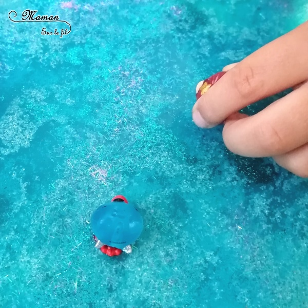 Invitation à jouer : Bac sensoriel Plage Hatchimals - Boules de bain, paillettes et eau - Lagon, tropiques - bulles, brillant, mousse - expérience, vue, odorat - Activité enfants - mslf