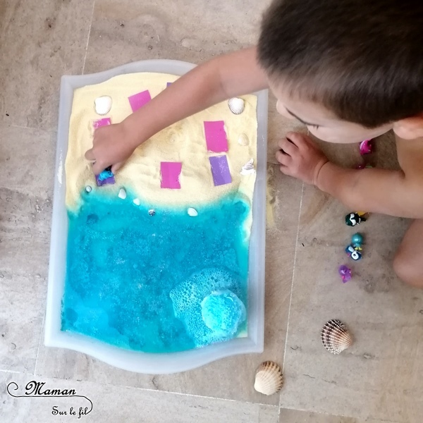 Invitation à jouer : Bac sensoriel Plage Hatchimals - Boules de bain, paillettes et eau - Lagon, tropiques - bulles, brillant, mousse - expérience, vue, odorat - Activité enfants - mslf