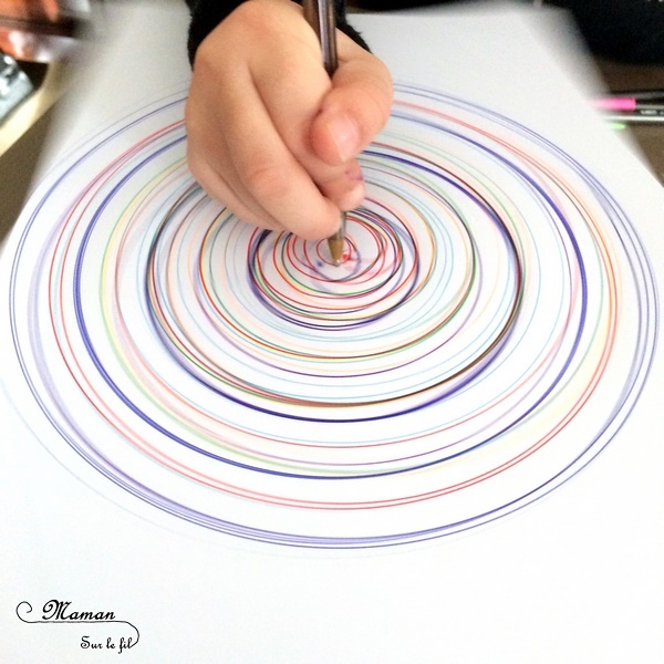 Peindre avec un tour de potier - Le détourner - Peinture, cercles et mélanges de couleurs primaires - Pinceaux et gouttes de peinture - Rotation avec feutre et stylos - activité créative enfants - arc-en-ciel - arts visuels maternelle - mslf