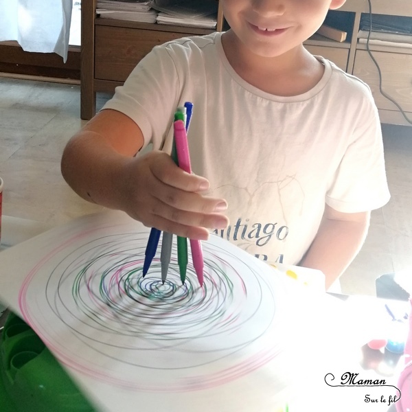 Peindre avec un tour de potier - Le détourner - Peinture, cercles et mélanges de couleurs primaires - Pinceaux et gouttes de peinture - Rotation avec feutre et stylos - activité créative enfants - arc-en-ciel - arts visuels maternelle - mslf