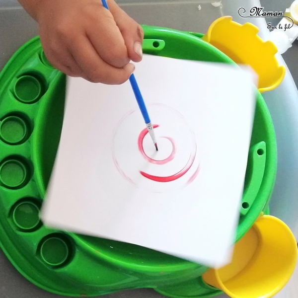 Peindre avec un tour de potier - Le détourner - Peinture, cercles et mélanges de couleurs primaires - Pinceaux et gouttes de peinture - Rotation avec feutre et stylos - activité créative enfants - arc-en-ciel - arts visuels maternelle - mslf