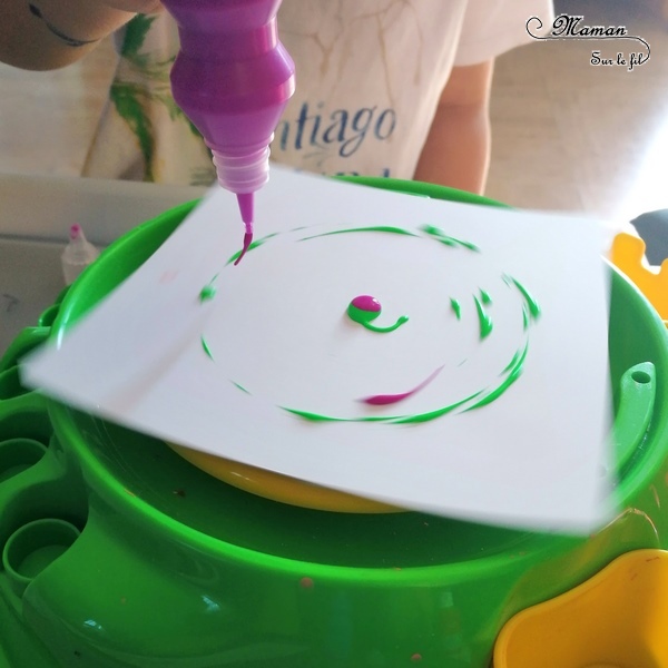 Peindre avec un tour de potier - Le détourner - Peinture, cercles et mélanges de couleurs primaires - Pinceaux et gouttes de peinture - Rotation avec feutre et stylos - activité créative enfants - arc-en-ciel - arts visuels maternelle - mslf