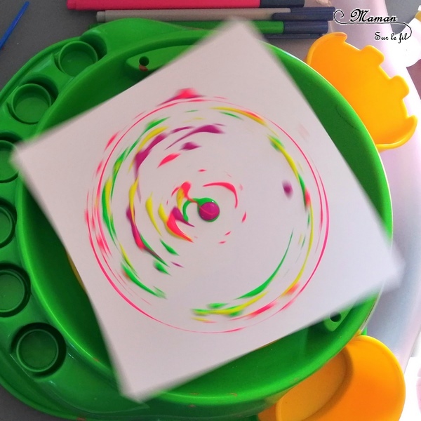 Peindre avec un tour de potier - Le détourner - Peinture, cercles et mélanges de couleurs primaires - Pinceaux et gouttes de peinture - Rotation avec feutre et stylos - activité créative enfants - arc-en-ciel - arts visuels maternelle - mslf