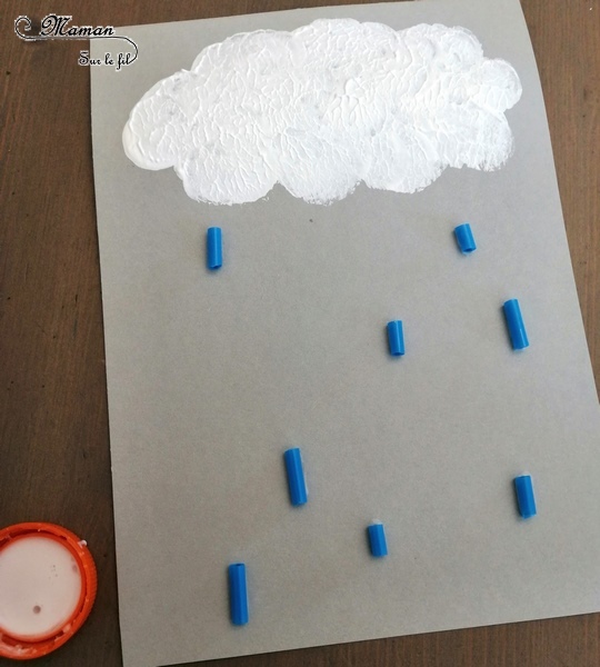 Activité créative enfants - Nuage peint avec un bouchon et pluie multicolore avec des pailles collées - technique de peinture - Météo et ciel - Arts visuels - maternelle - mslf