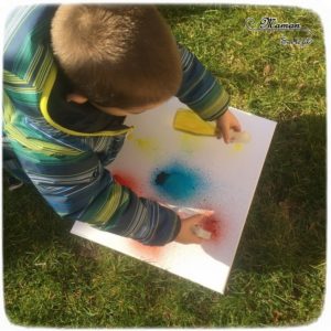 Activité créative extérieure enfants - technique de peinture rigolote - Peinture avec un vaporisateur, peindre avec un spray - Arts visuels - jardin et couleurs - maternelle - mslf