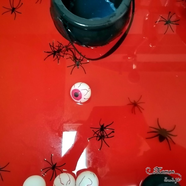 Activité enfants - bain sensoriel sur le thème d'Halloween - coloré en rouge pour le sang et rempli de yeux, d'araignées, de chaudrons, de louches, de citrouilles, de petites betes - imagination, jeux, motricite fine - mslf