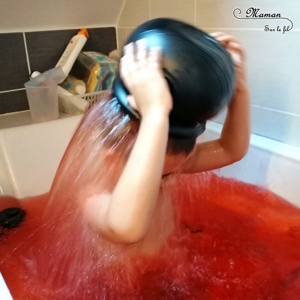 Activité enfants - bain sensoriel sur le thème d'Halloween - coloré en rouge pour le sang et rempli de yeux, d'araignées, de chaudrons, de louches, de citrouilles, de petites betes - imagination, jeux, motricite fine - mslf