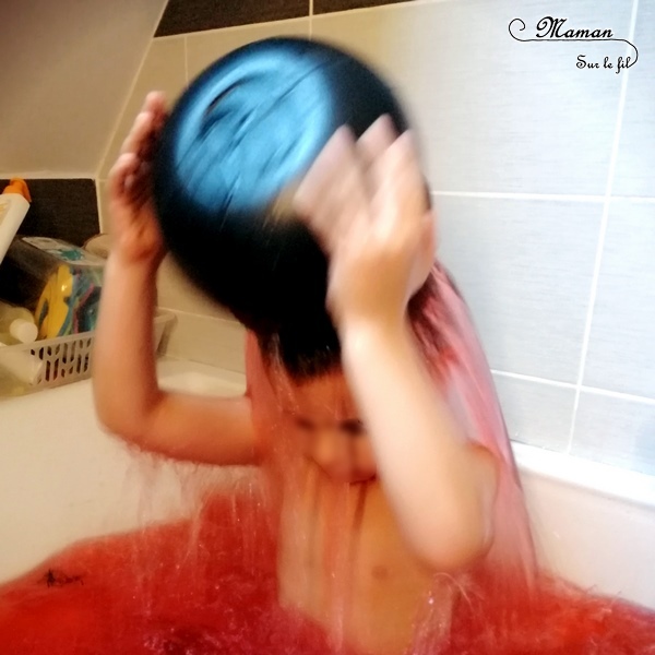 Activité enfants - bain sensoriel sur le thème d'Halloween - coloré en rouge pour le sang et rempli de yeux, d'araignées, de chaudrons, de louches, de citrouilles, de petites betes - imagination, jeux, motricite fine - mslf